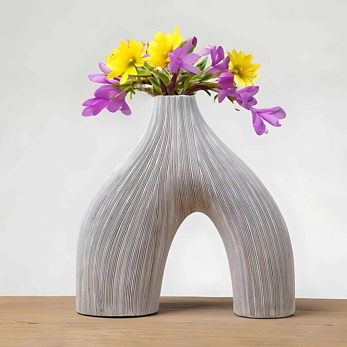 PLR216 WHITE POLYRESIN VASES