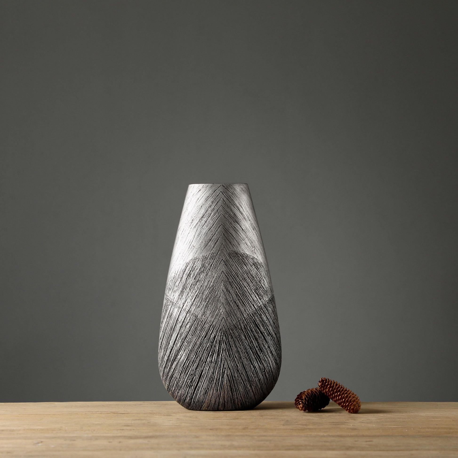 YZ04626BL-1SI GRAY POLYRESIN
