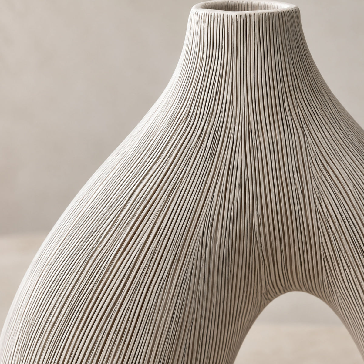 PLR216 WHITE POLYRESIN VASES
