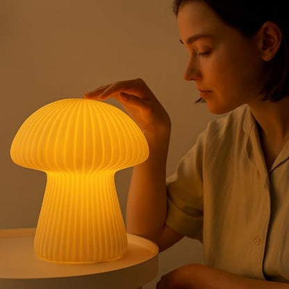 L589 WHITE GIFTS TABLE LAMPS
